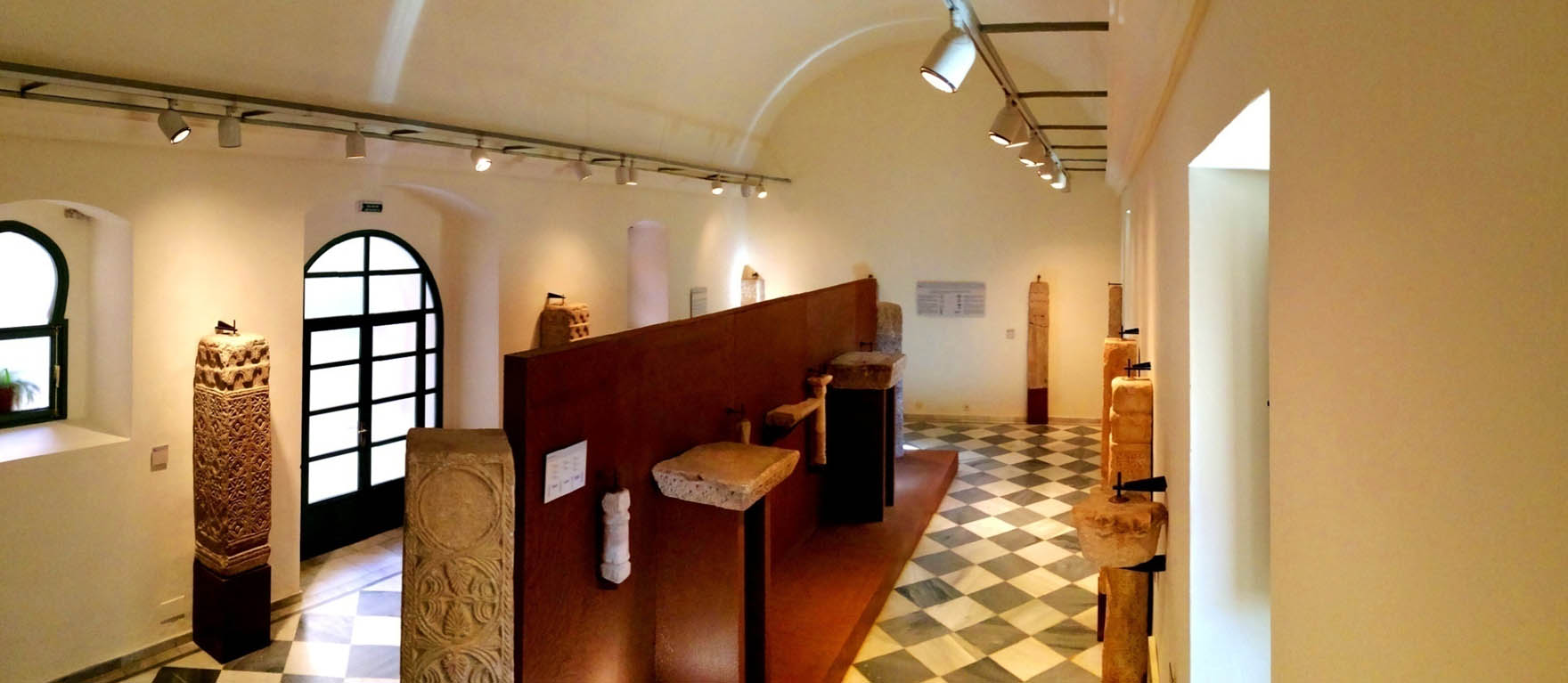 Lámina 19. Sala abovedada de la planta baja del Museo Arqueológico Provincial de Badajoz